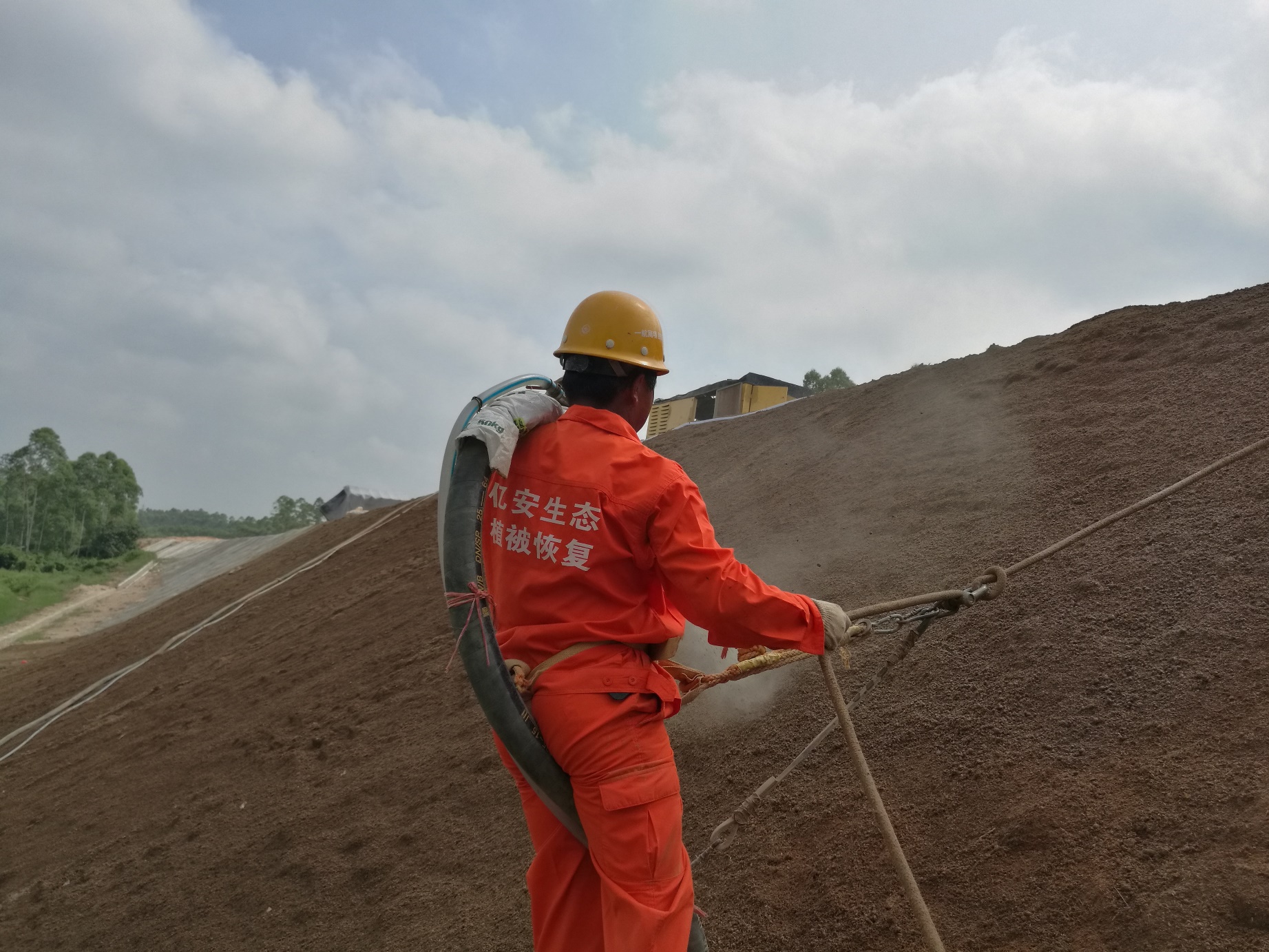 玉湛高速公路廉江段填砂路基防护 (3).jpg