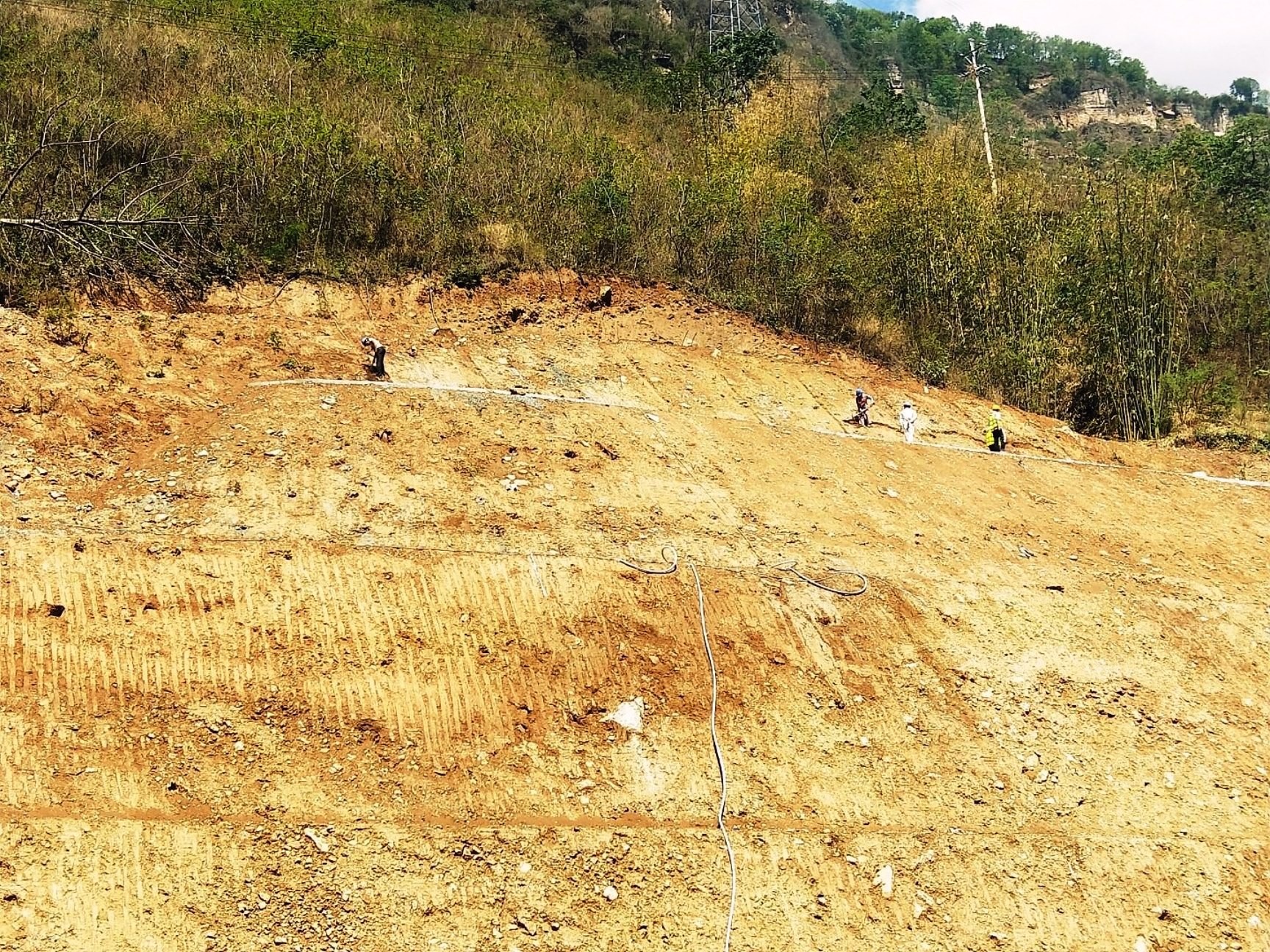 都均至香格里拉高速公路（云南段）强风化岩石挖方边坡